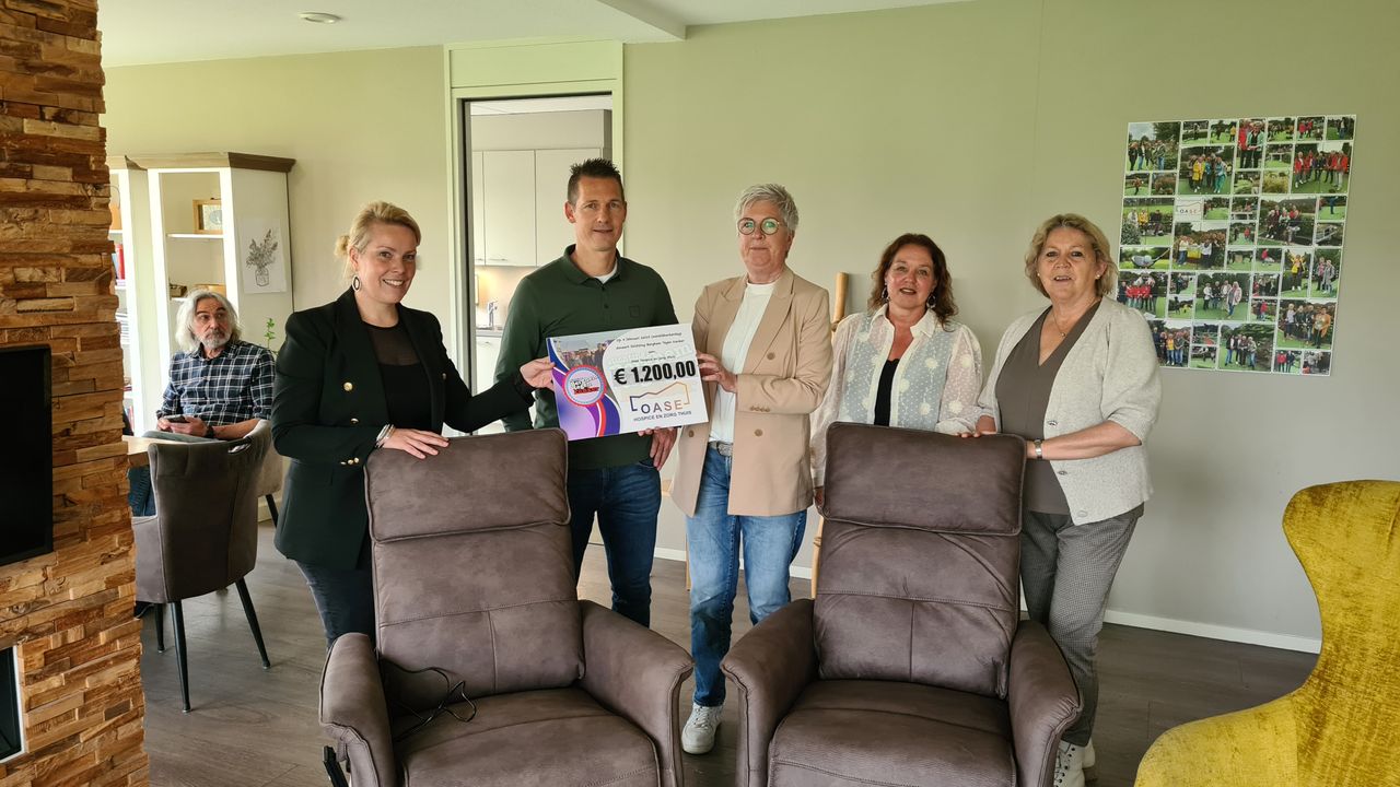 Stichting Berghem tegen Kanker doneert twee sta-op stoelen aan Hospice De Oase
