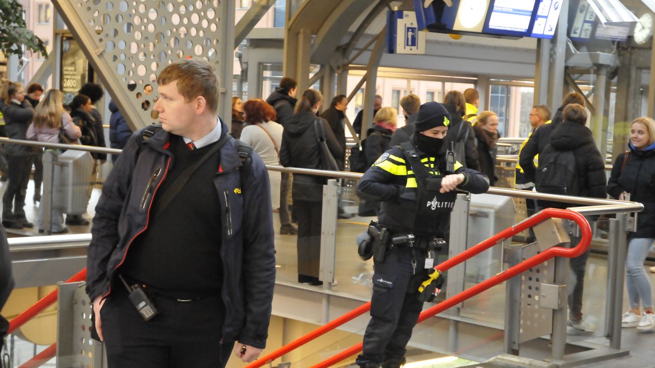 Politie met groot materieel naar station Den Bosch, inmiddels weer vrijgegeven