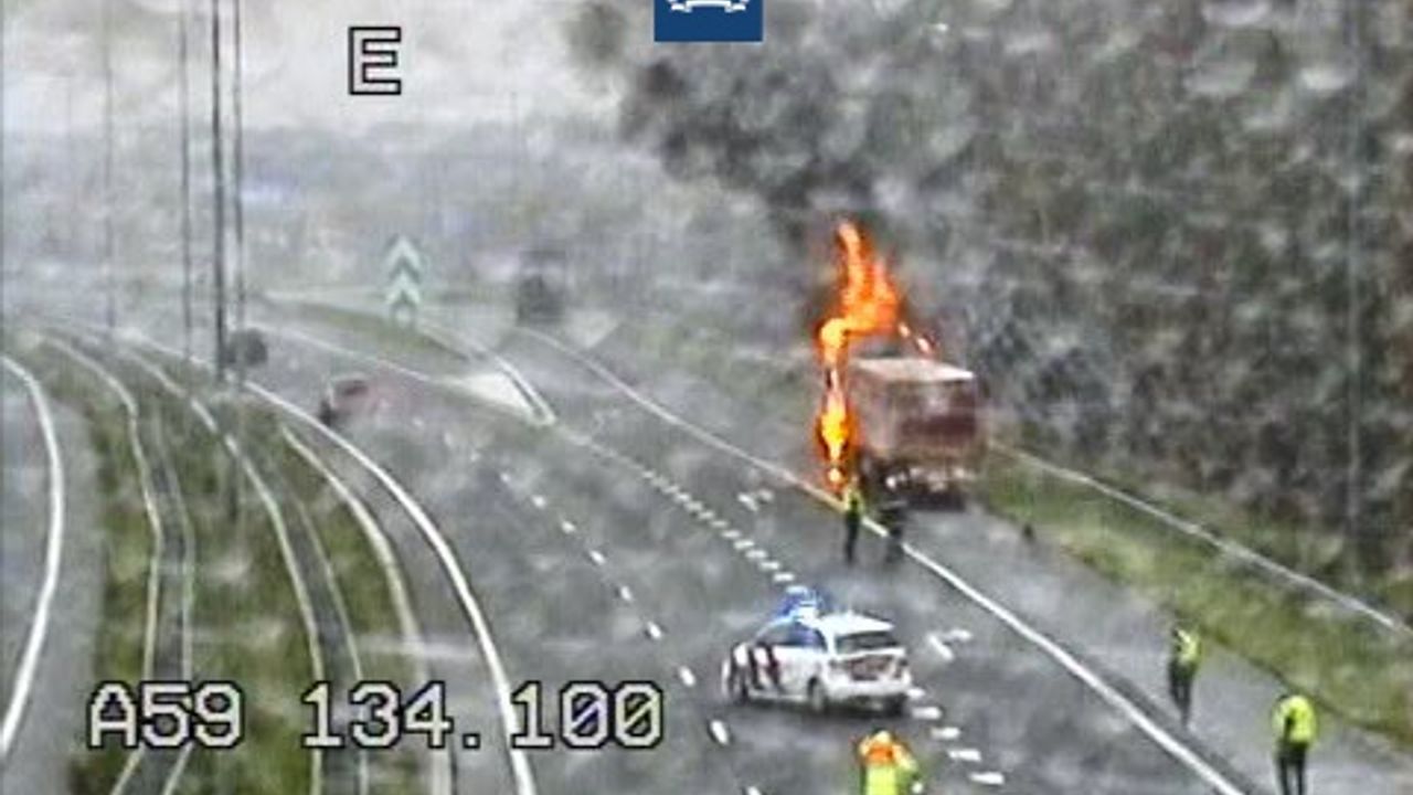 A59 bij Den Bosch afgesloten vanwege vrachtwagenbrand