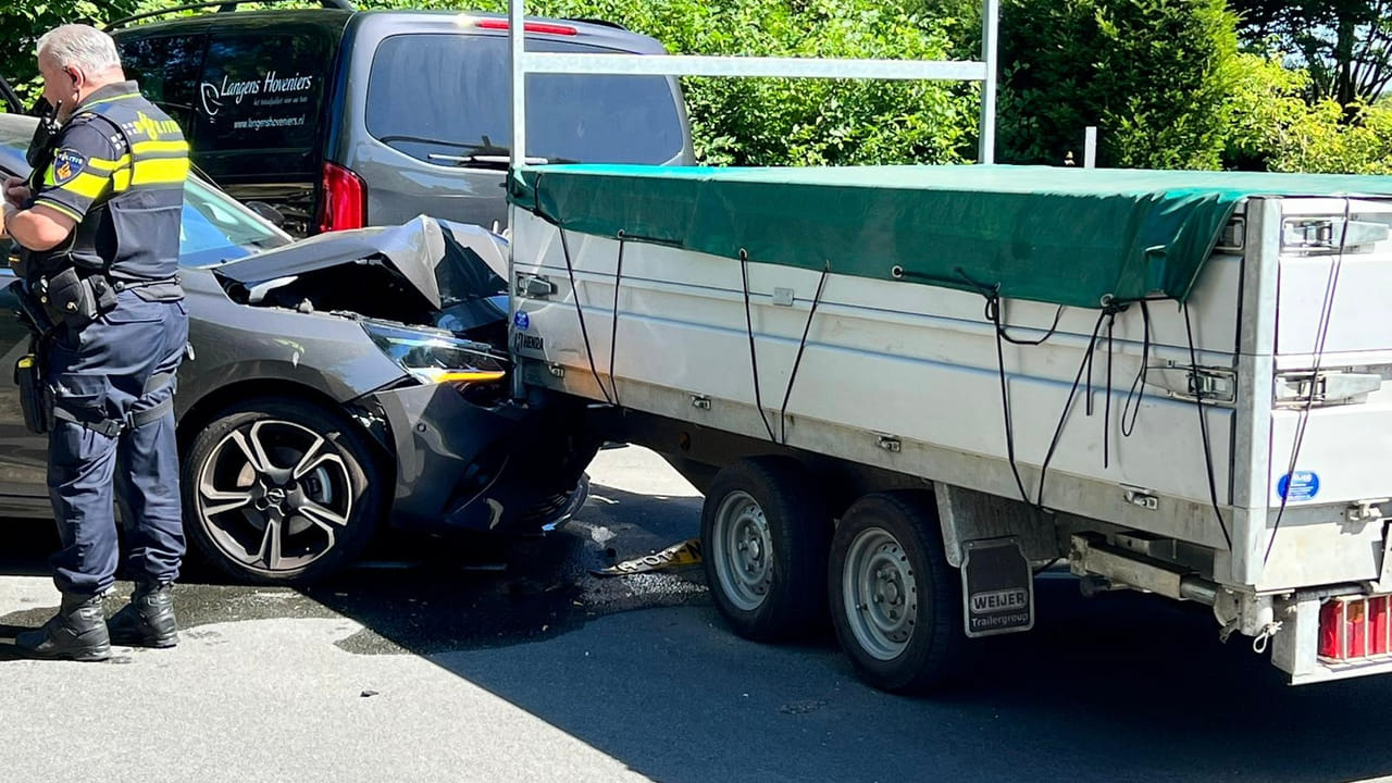 Auto knalt op aanhanger in Reek en raakt total-loss