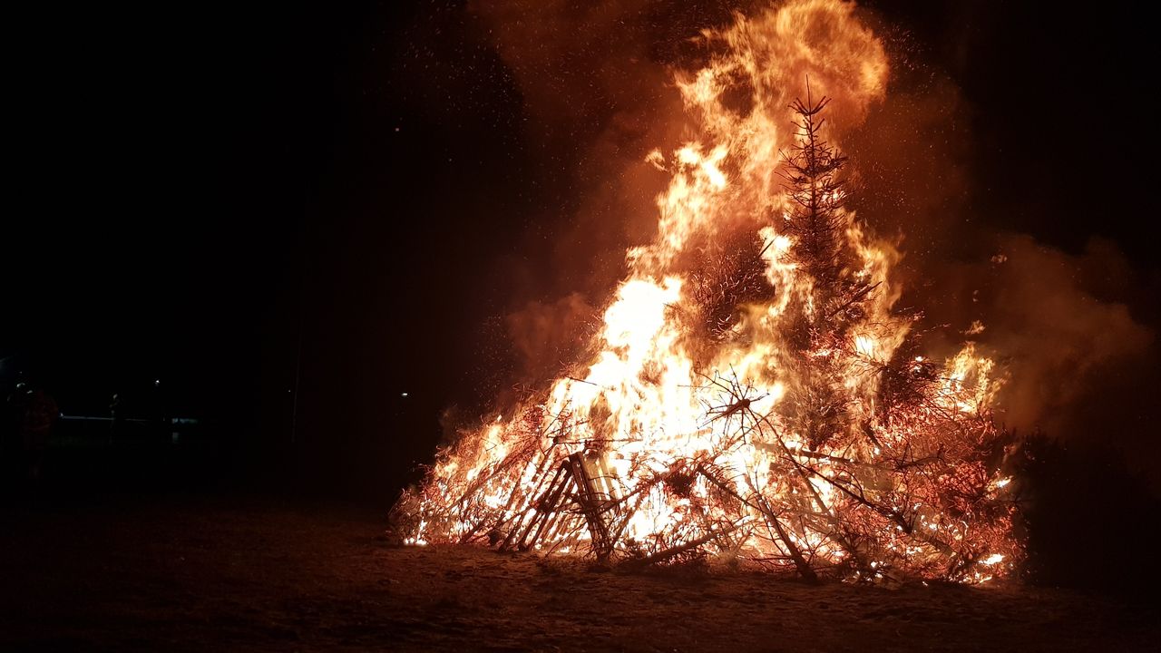 Ruim 600 kerstbomen branden in Schaijk