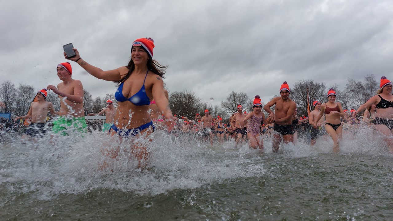 Honderden mensen beginnen nieuwe jaar met frisse duik in het water