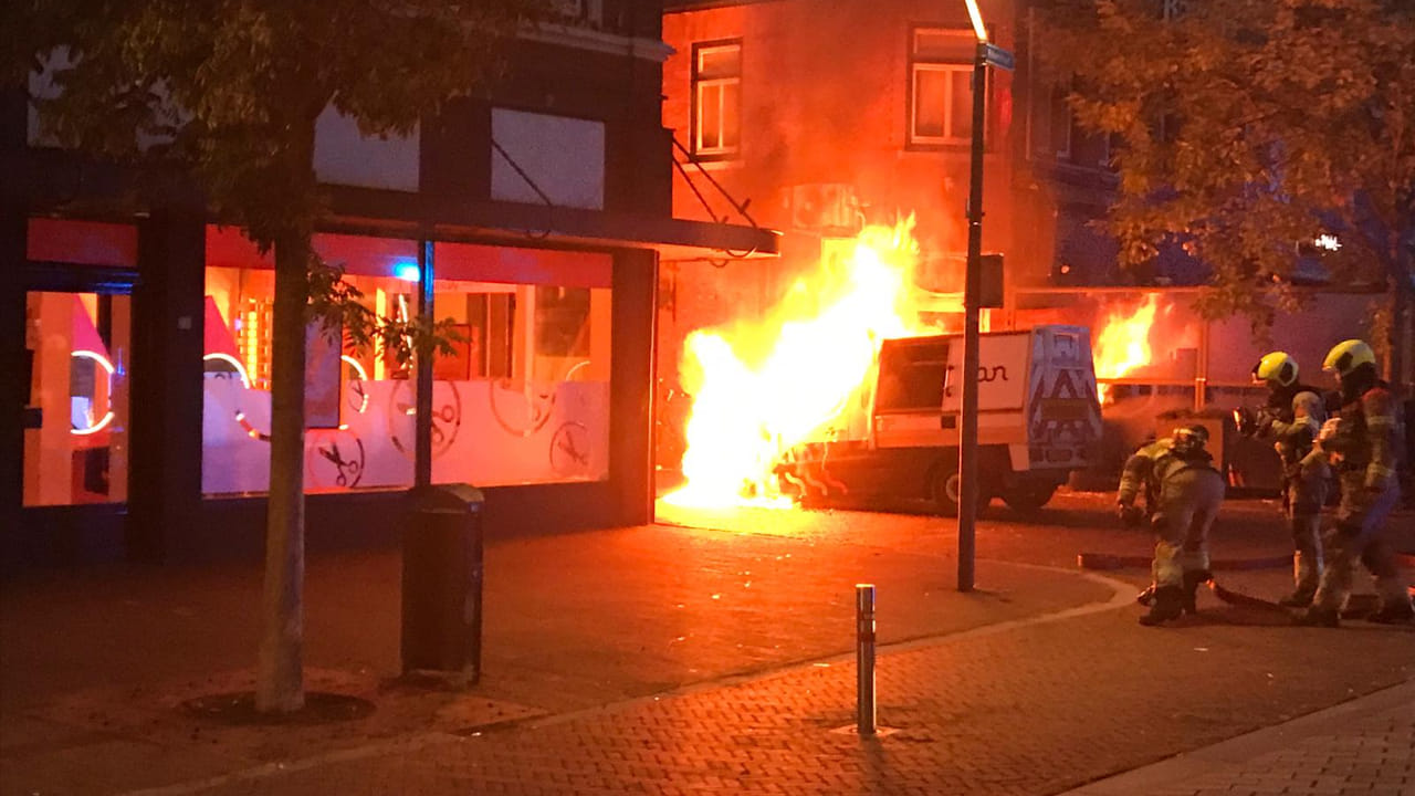 IBN wagen vliegt in brand op de Markt in Veghel