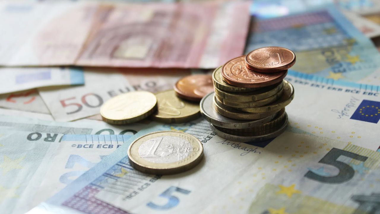 Vier op de tien Nederlanders komen door dure decembermaand in financiële problemen, volgens onderzoek