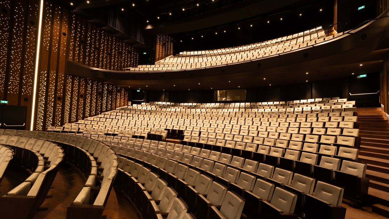 Koning komt in Den Bosch vernieuwd Theater aan de Parade openen