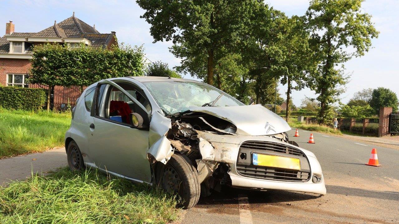 Automobilist raakt ernstig gewond na eenzijdig ongeval in Helvoirt