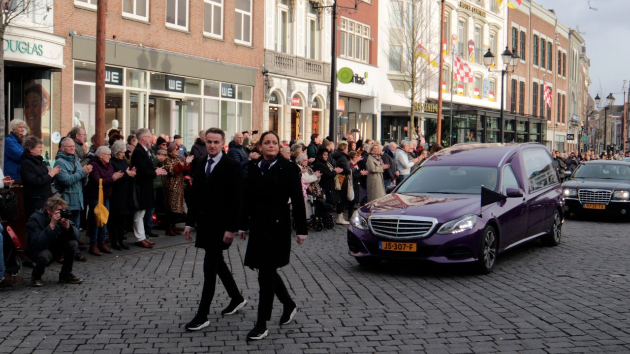 Kerkklokken Sint Jan luiden voor overleden marktkoopvrouw Katja Krol | DTV  Nieuws