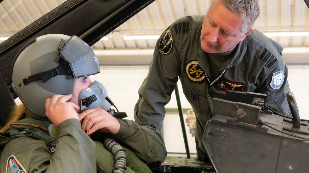 Prinses Amalia vliegt mee in F16-toestel tijdens kennismaking krijgsmacht