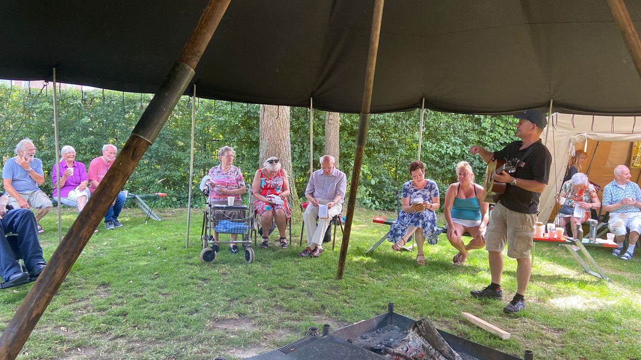 Senioren aan het kampvuur bij Scouting Heesch: 'In geen jaren meer gedaan'