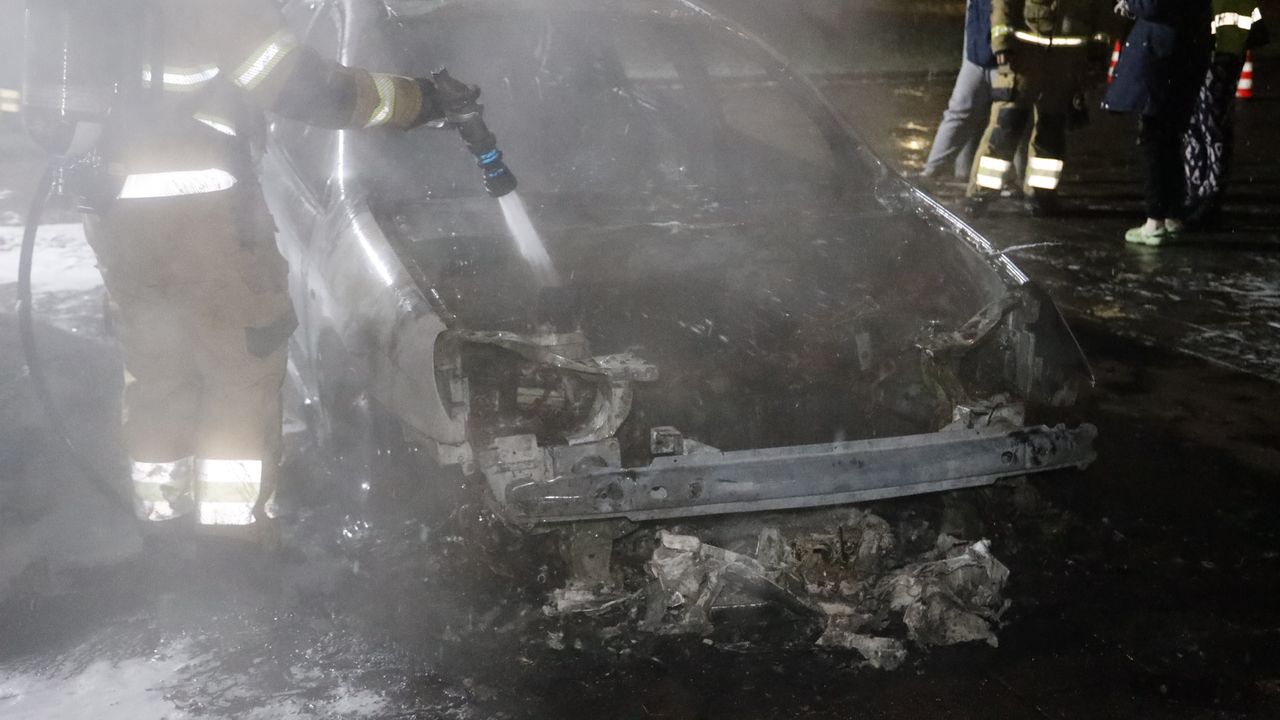Schade aan twee auto's bij autobrand in Uden
