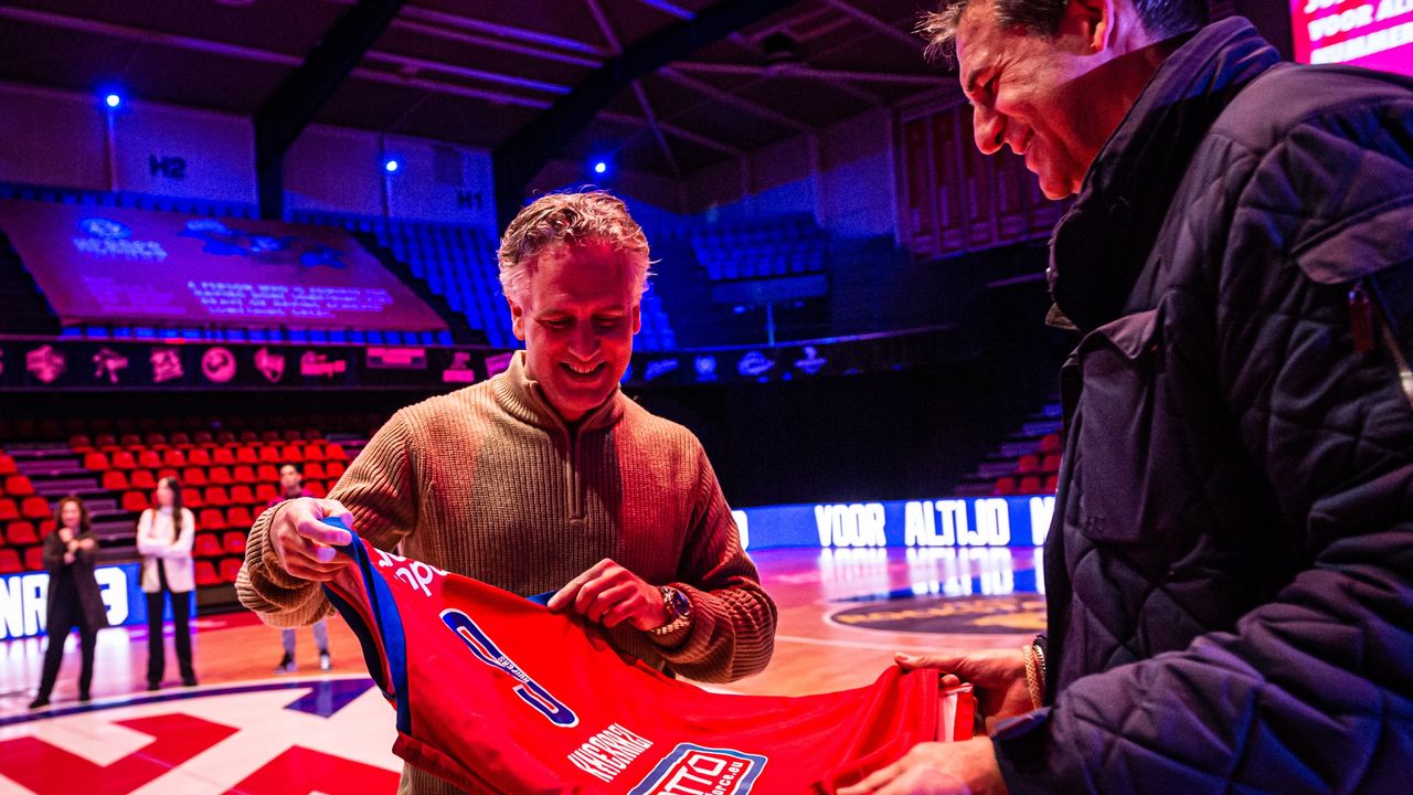Oud-basketballer Jos Kuipers krijgt eerbetoon op zestigste verjaardag