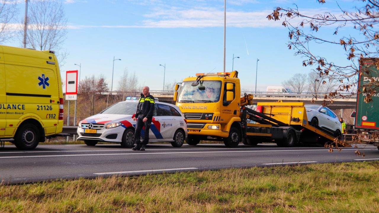 Vrachtwagen botst op auto in Veghel, vrouw naar ziekenhuis gebracht