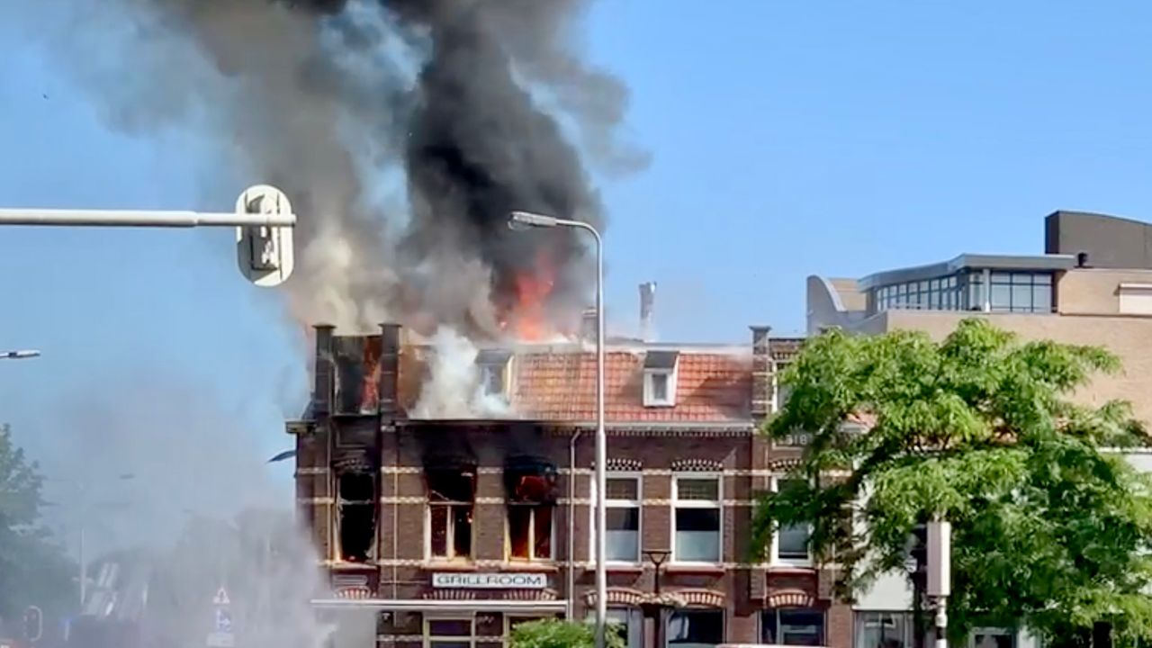 Grote brand cafetaria Oostwal onder controle, instortingsgevaar