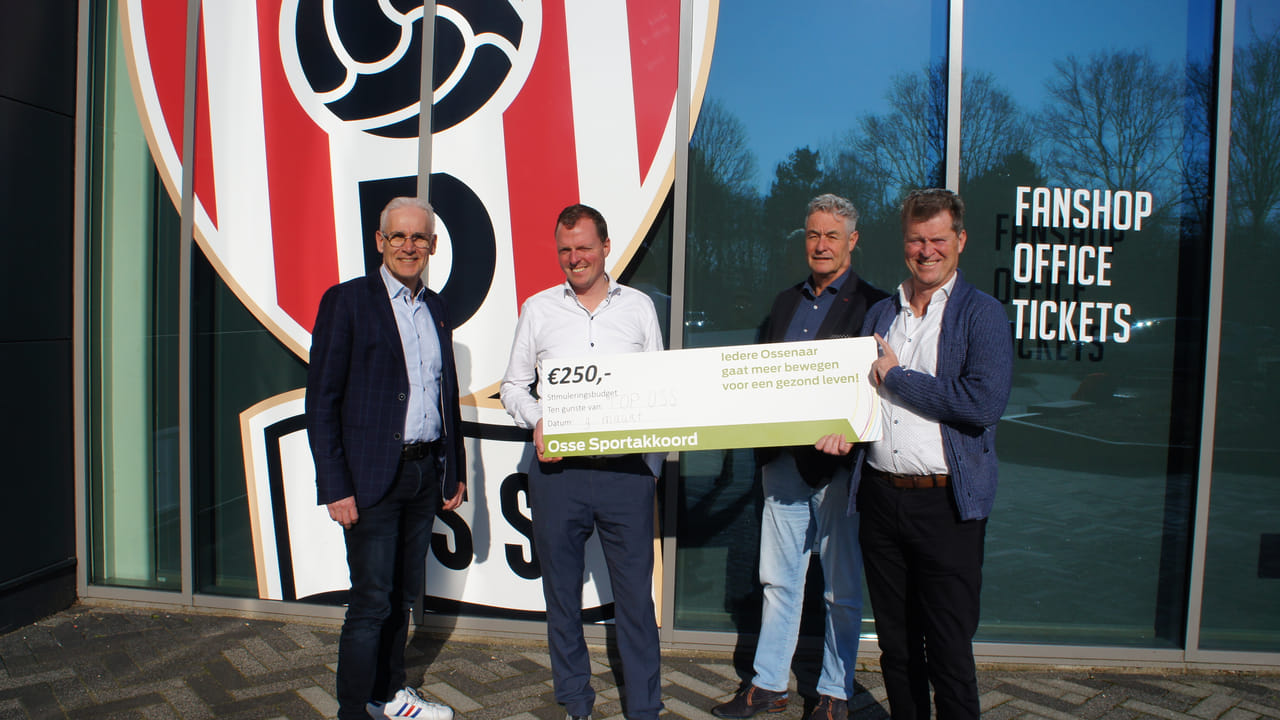 Sport Expertise Centrum deelt vier cheques uit