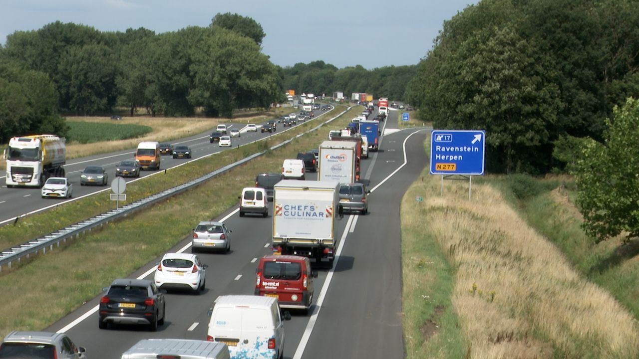 Auto slaat over de kop op A50, linkerrijstrook richting Arnhem was afgesloten