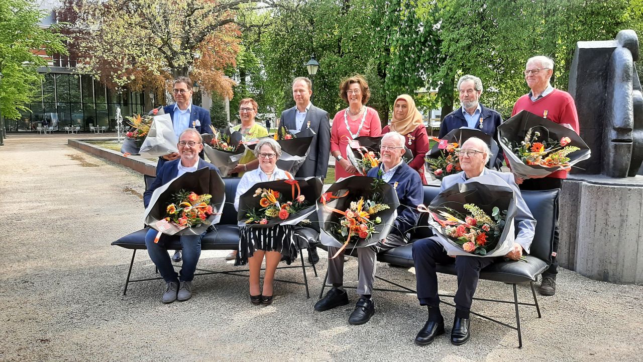 Tien gedecoreerden in het zonnetje gezet in Osse gemeentehuis