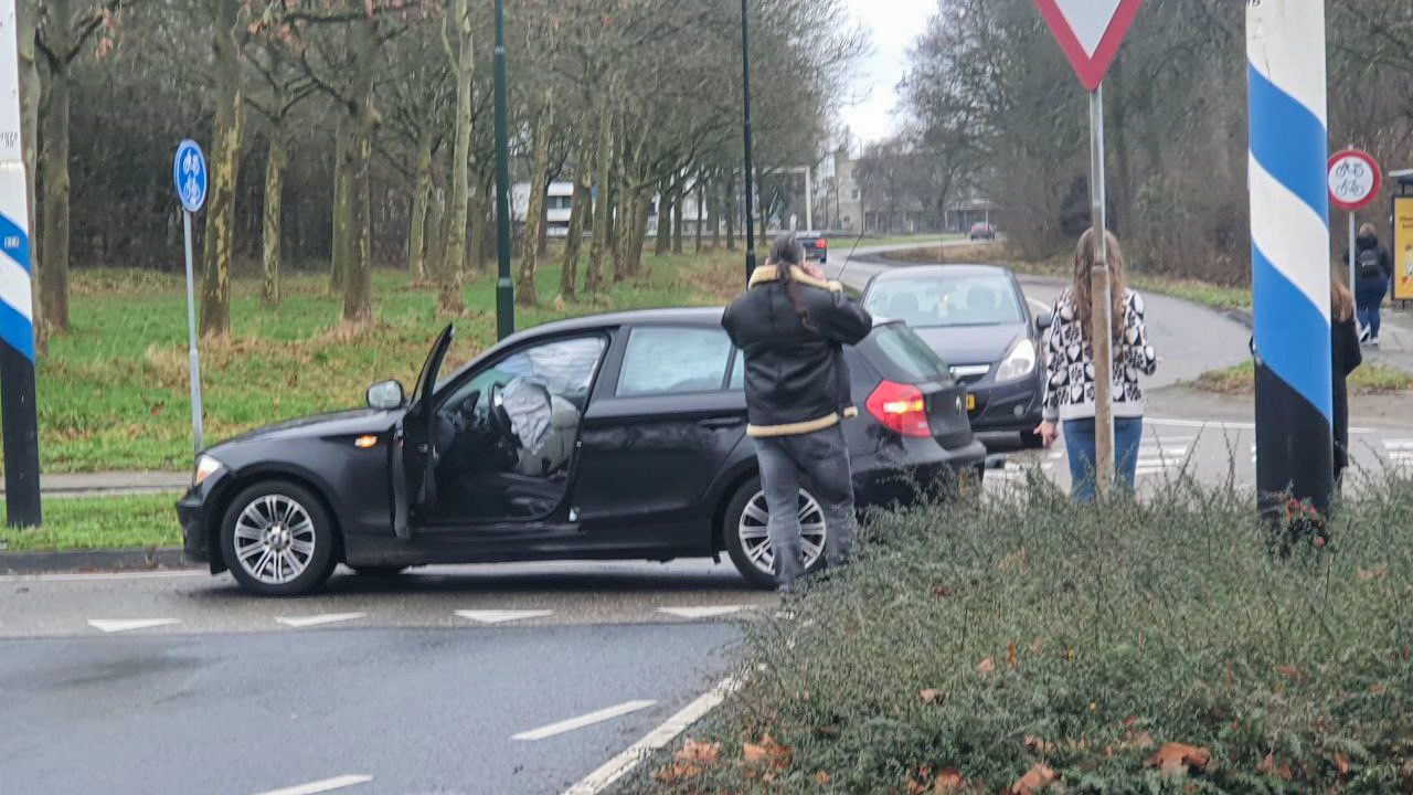 Auto tolt om zijn as na aanrijding in Veghel