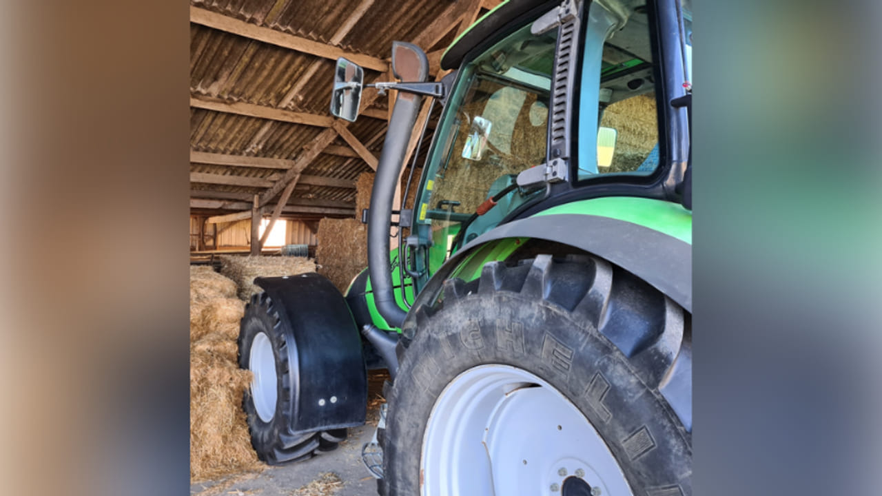 Dronken automobilist rijdt sloot in en wil doorrijden, boeren rijden hem klem - Dtv Nieuws