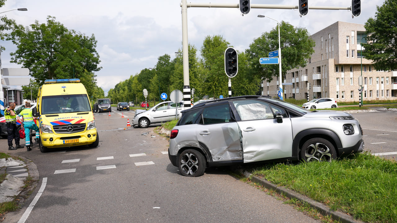 Auto slaat over de kop bij botsing in Oss