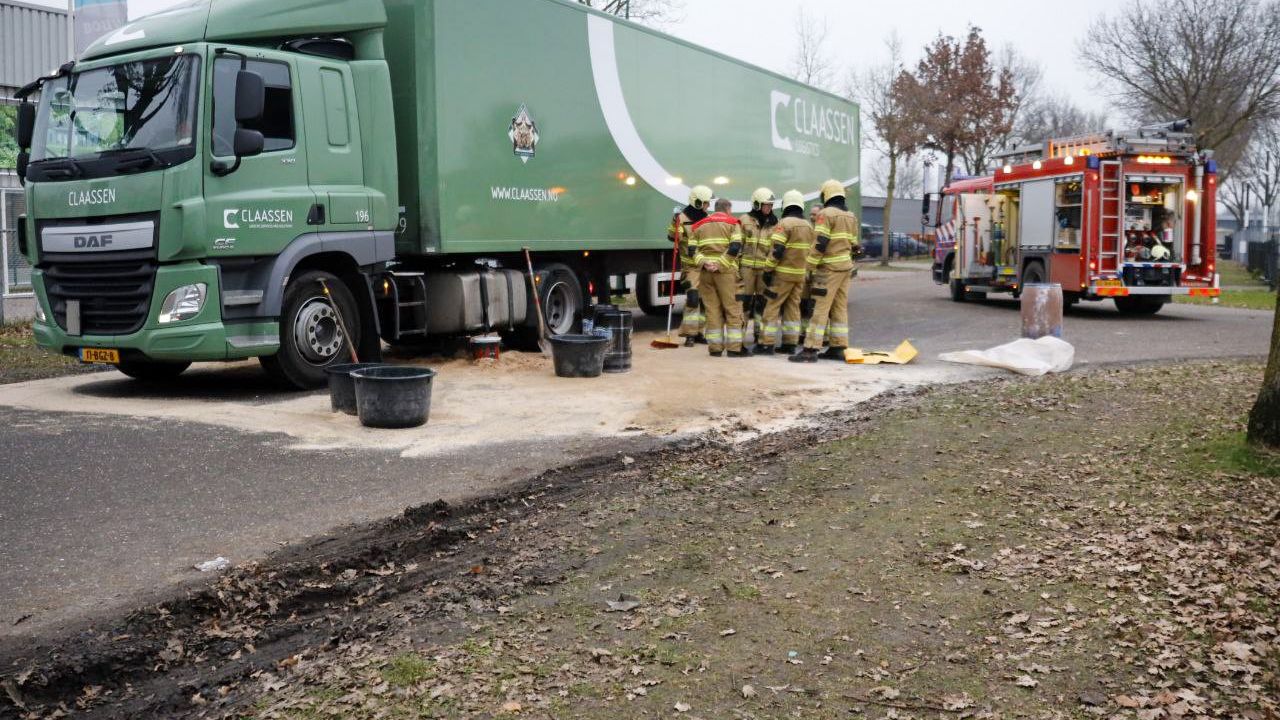 Dieseltank vrachtwagen stukgeslagen door aanrijding in Oss, weg besmeurd