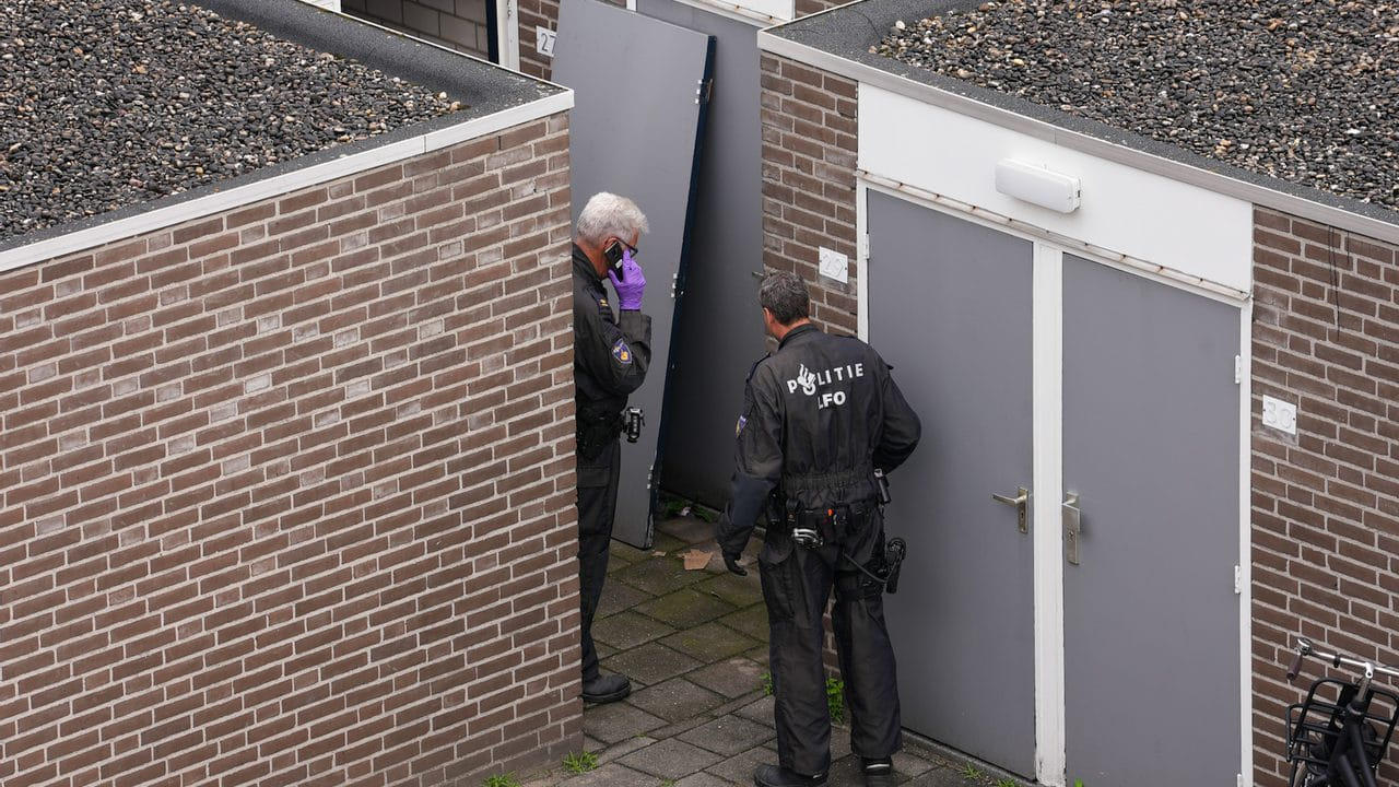 Burgemeester sluit berging aan Meijerijstraat in Veghel na vondst drugslab