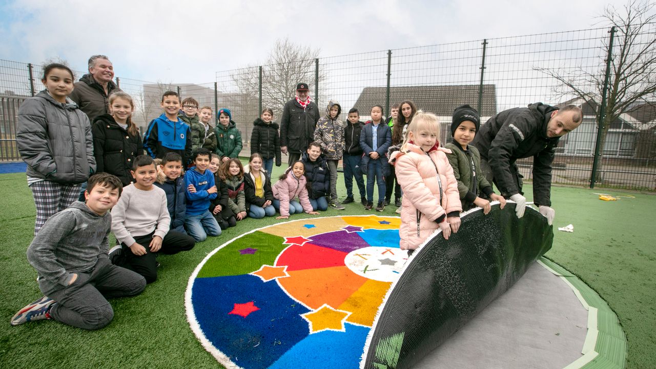Kinderen vernieuwen voetbalveld Hofstedenlaan Den Bosch
