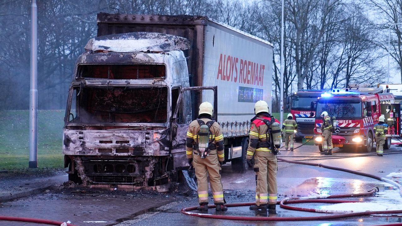 Vrachtwagen brandt uit op parkeerplaats tankstation Ganzenven, chauffeur overleden