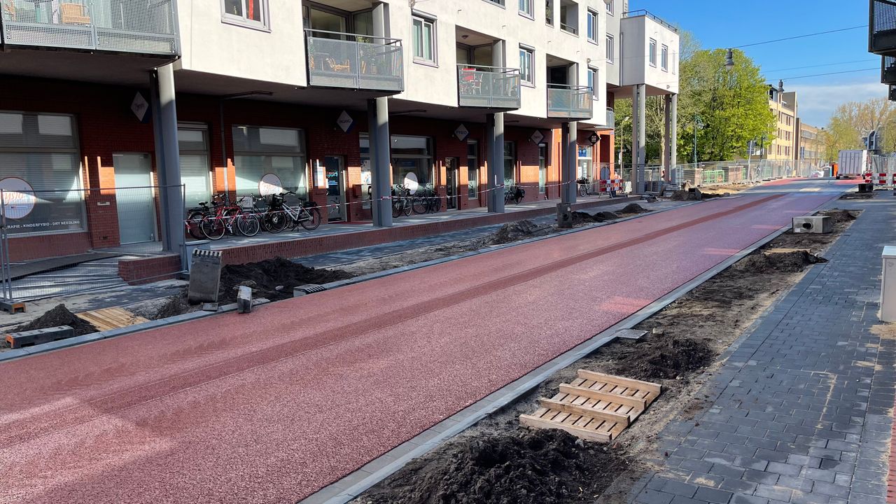 Rood asfalt maakt Van Berckelstraat nu echt een fietsstraat