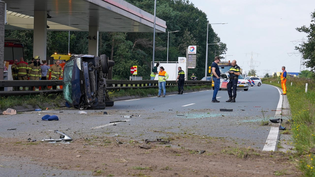 Vrouw uit auto geslingerd bij ongeval N329 in Oss