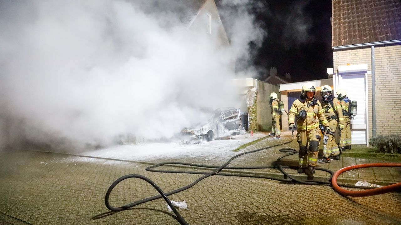 Auto uitgebrand in Uden, vermoedelijk brandstichting