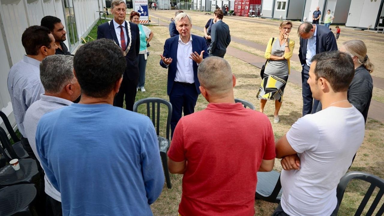 Staatssecretaris lovend over crisisnoodopvang Zeeland; ‘Dit is een voorbeeld voor heel Nederland’