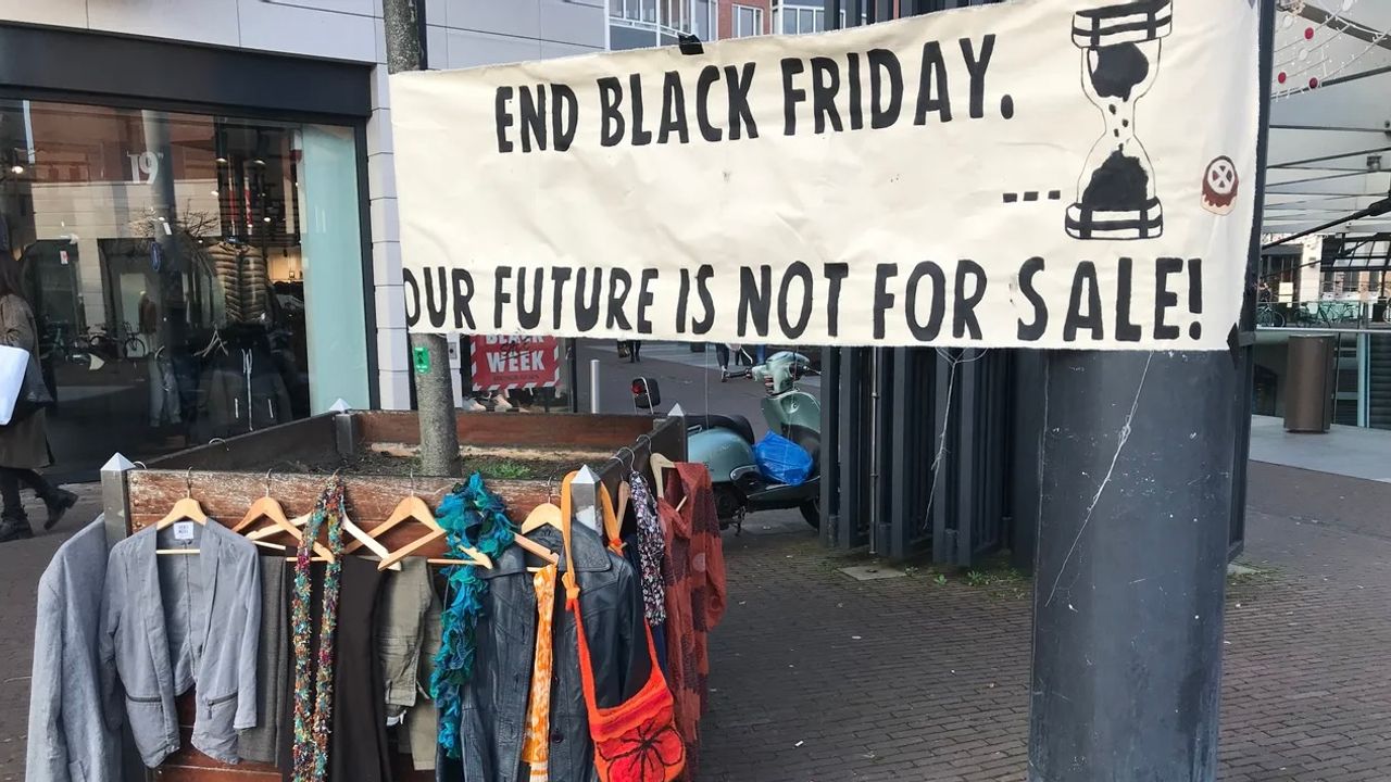 Extinction Rebellion protesteert in Den Bosch tegen Black Friday
