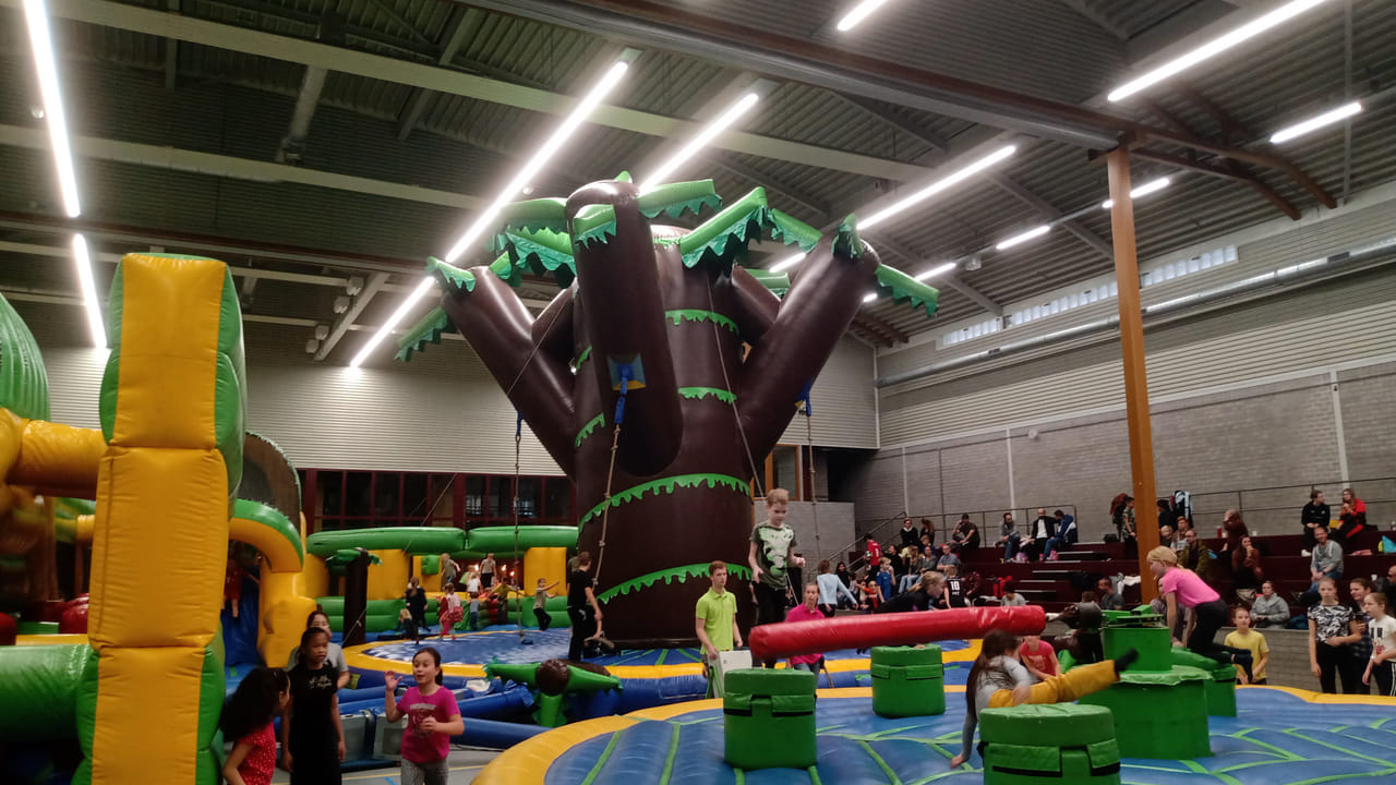 Kinderen genieten van Springkussenfestival in Oss