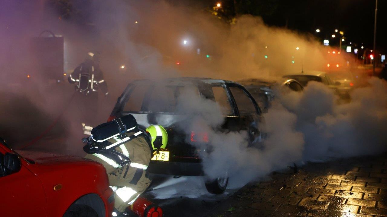 Twee auto’s gaan in vlammen op aan Vughterweg in Den Bosch