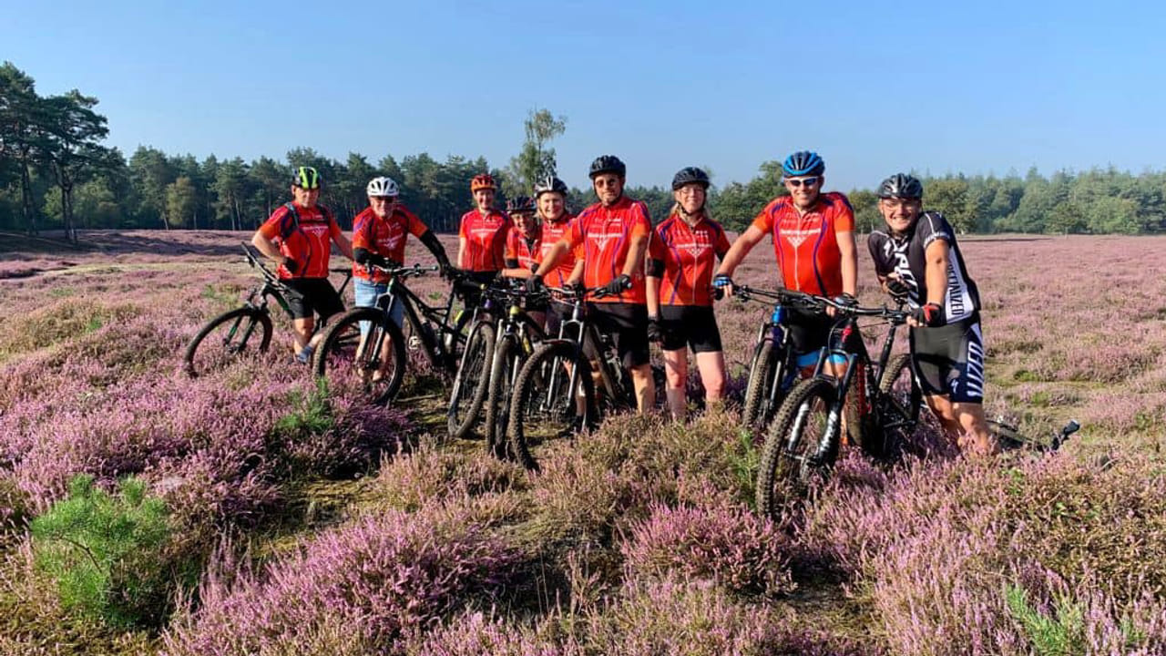 Mountainbikers CycleSchik gaan opruimen in Herperduin