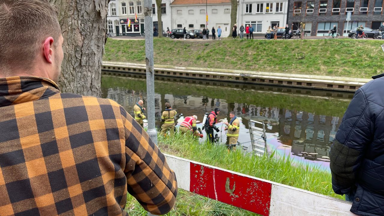 Rinke springt in Zuid-Willemsvaart om automobilist te redden: “Binnen een minuut was hij er weer uit”