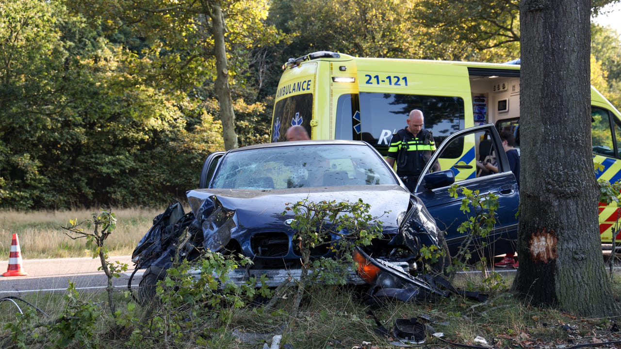 Flinke ravage na verkeersongeval bij afrit naar de Rembrandtlaan in Veghel.