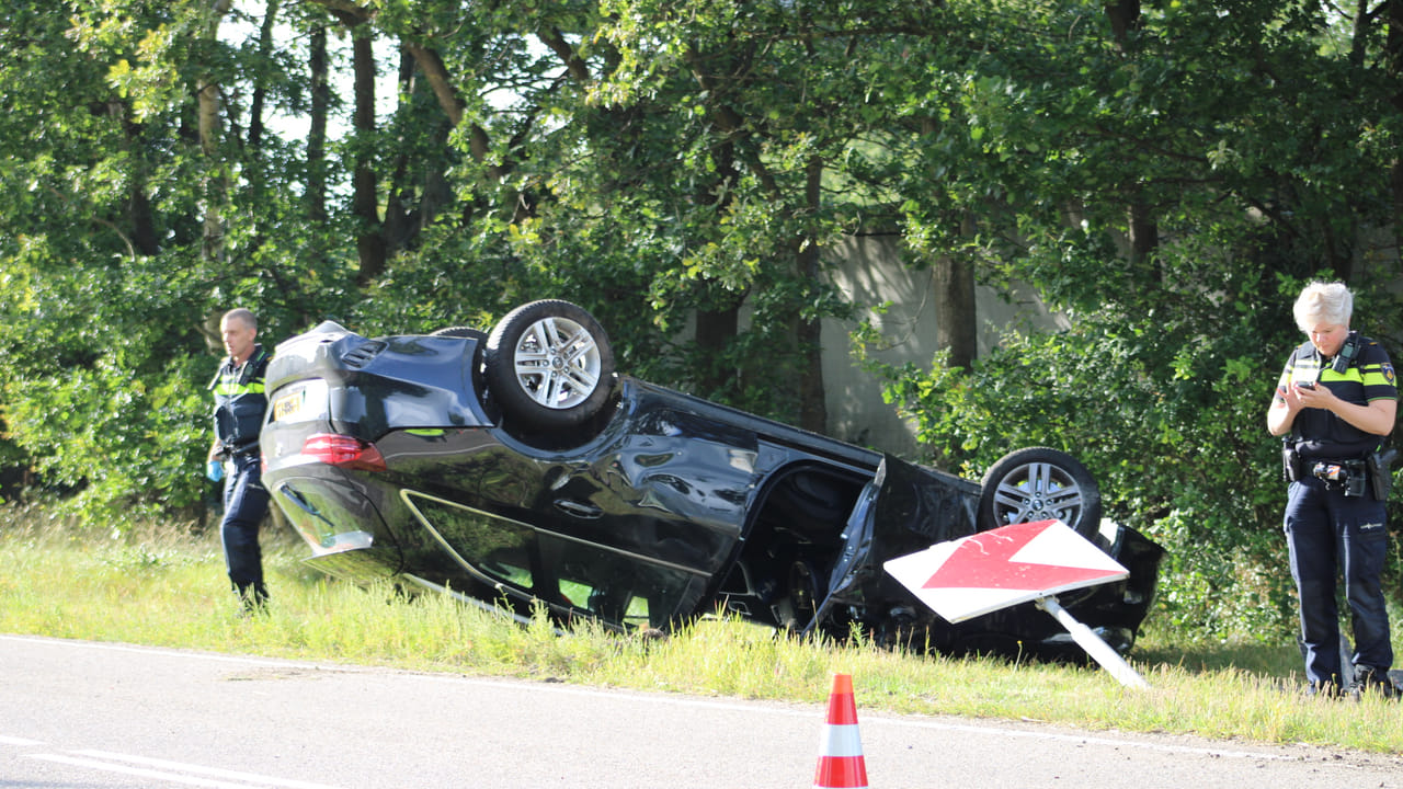 Automobilist komt met schrik vrij na eenzijdig ongeval in Heesch