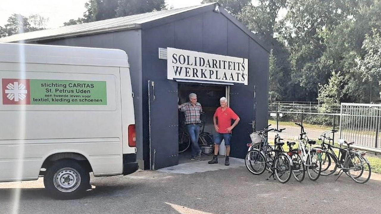 Solidariteitswerkplaats Uden repareert fietsen voor Oekraïense vluchtelingen