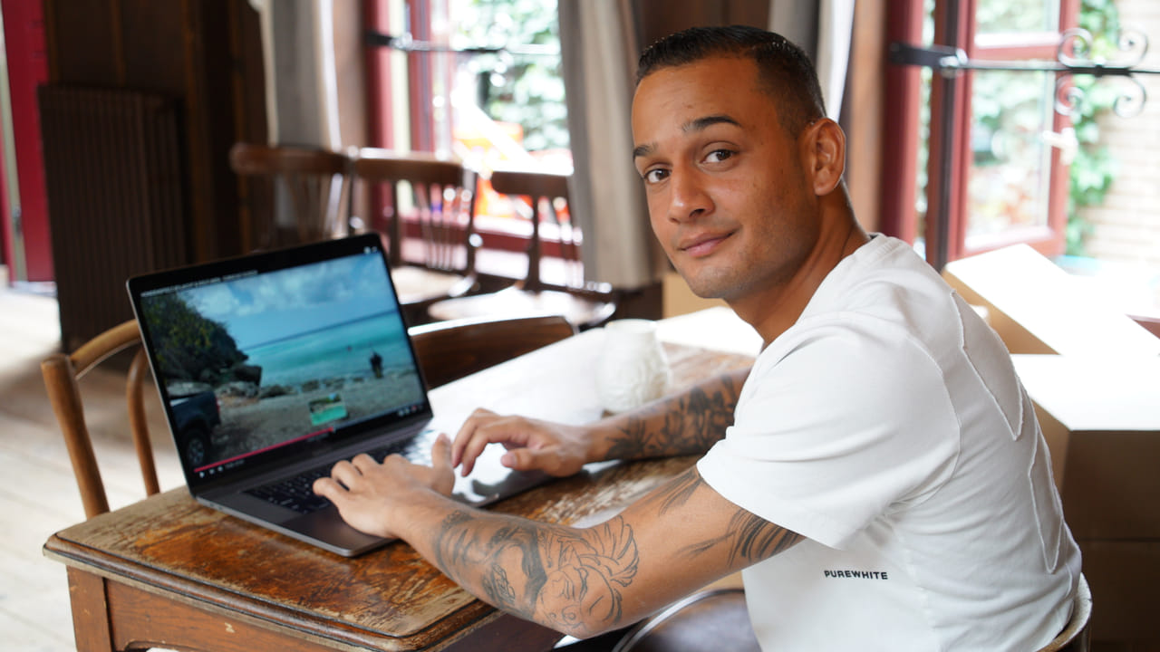 Udense Kevin emigreerde naar Curaçao, maar ontdekte dat dat niet alleen maar paradijselijk is - Dtv 