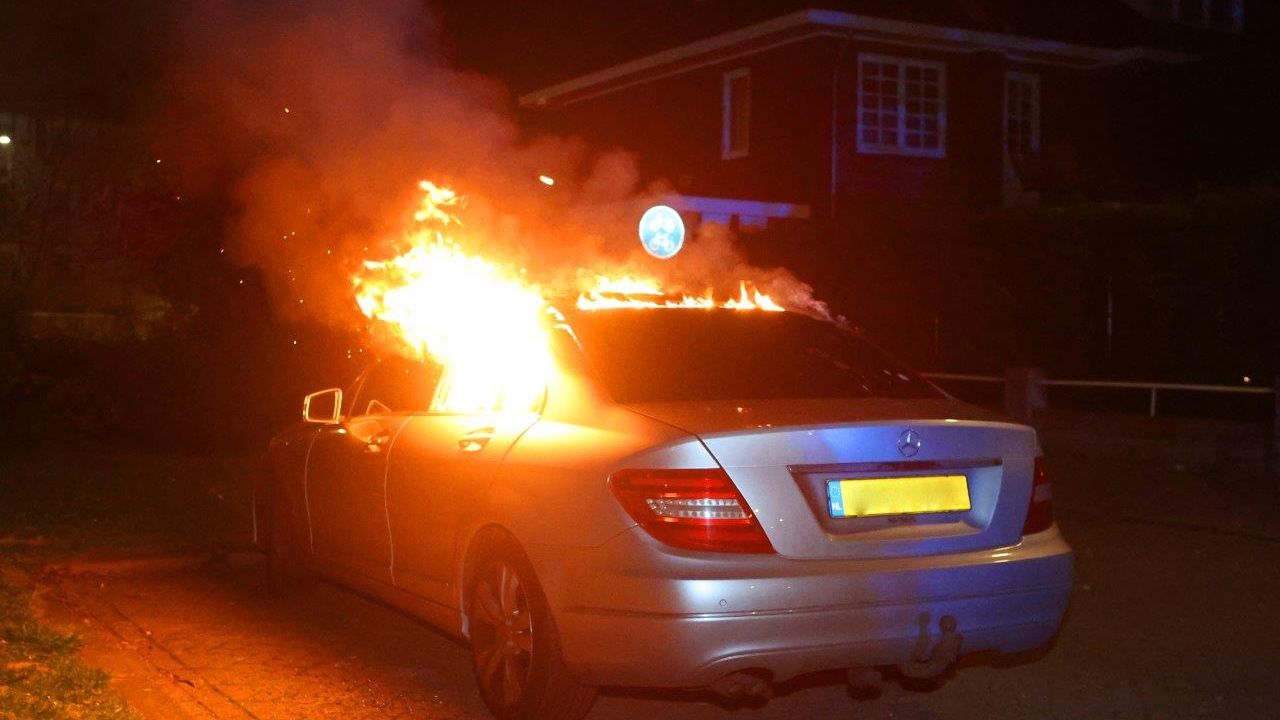 Auto gaat in vlammen op in Den Bosch, vermoedelijk aangestoken