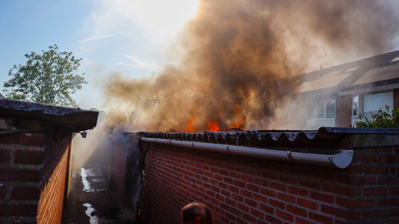 Twee schuren verwoest bij brand in woonwijk Uden