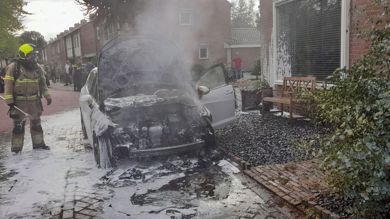 Auto brandt uit in Zeeland, eigenaar meende al iets te ruiken