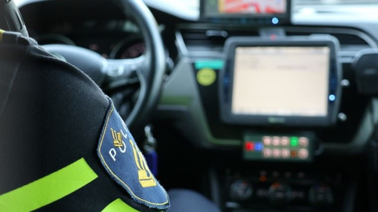 Auto te water bij knooppunt Empel, op dezelfde plek als fatale ongeval Sanne en Hebe