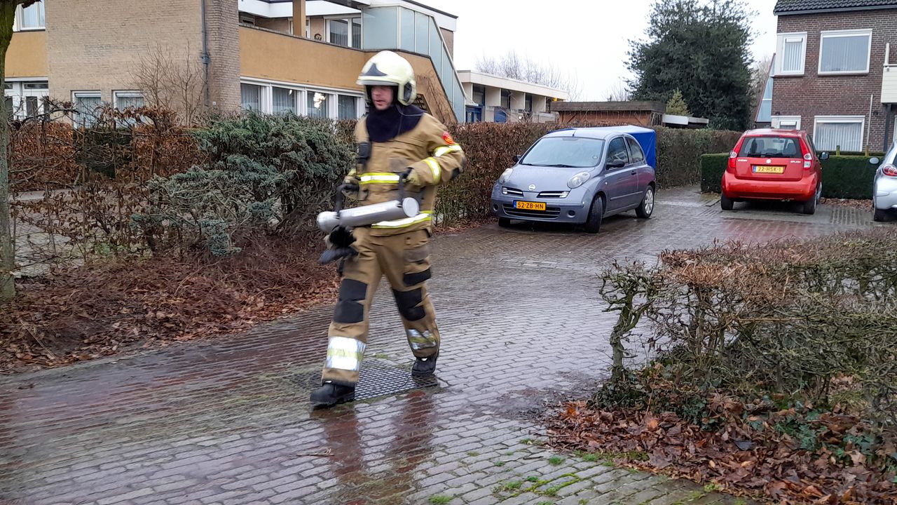 Brandweer ramt deur in om vrouw uit Zeeland overeind te helpen na val