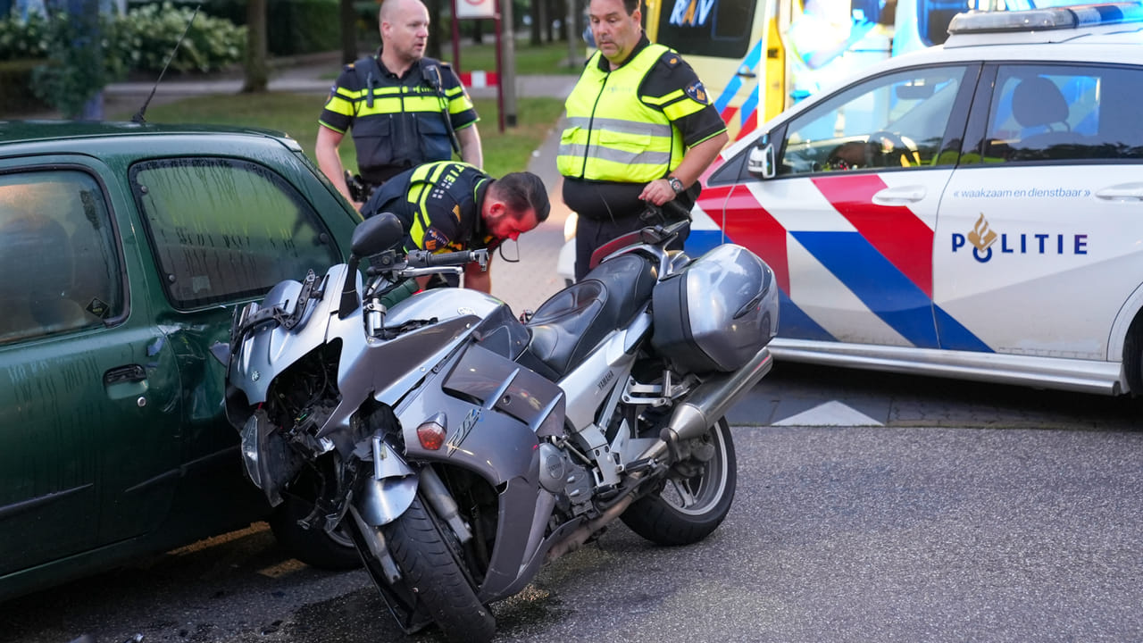 Motorrijder raakt gewond bij botsing met auto