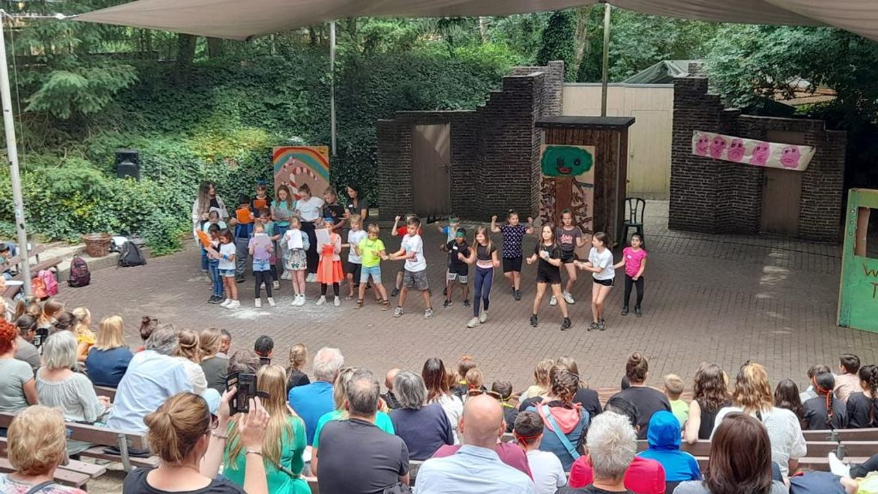 Basisschool de Palster uit Uden viert 25-jarig bestaan met theatervoorstelling