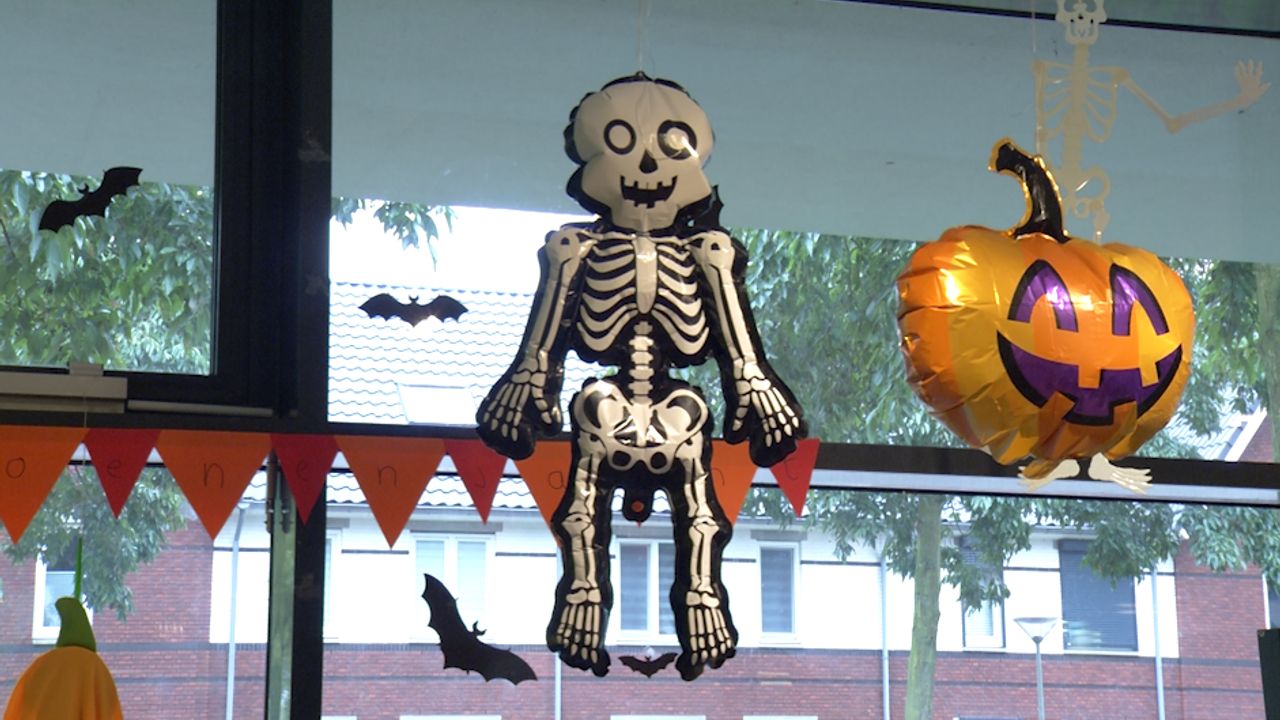 Spookachtige lichtshows en pompoenen: voorbereidingen Halloween in volle gang