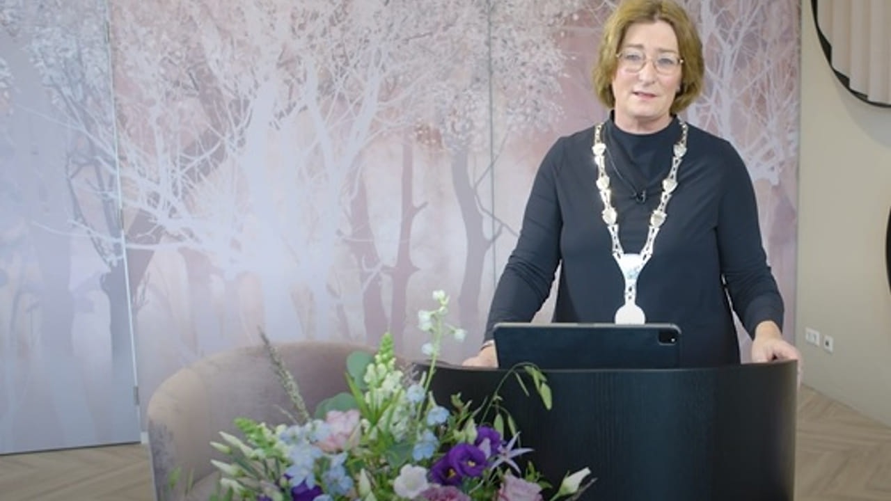 Wobine Buijs in nieuwjaarstoespraak: 'help onze winkeliers de winter door'