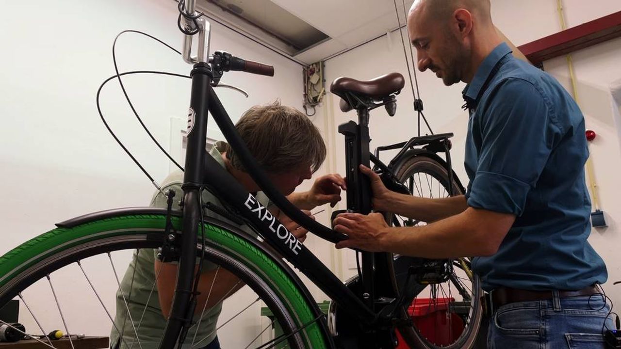 Jodi en Samuel veranderen normale fietsen in e-bikes met hun eigen accu's
